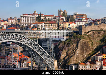 La ville pittoresque et les toits de Porto au Portugal avec une partie du pont Ponte Luis I, centre-ville historique