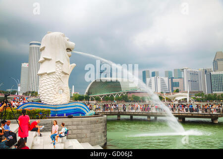 Singapour - 31 OCTOBRE : Aperçu de la marina bay avec le Merlion et Marina Bay Sands avec les gens le 31 octobre 2015 Banque D'Images