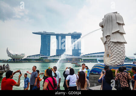 Singapour - 31 OCTOBRE : Aperçu de la marina bay et le Merlion avec les gens le 31 octobre 2015 à Singapour. Banque D'Images