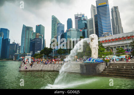 Singapour - 31 OCTOBRE : Aperçu de la marina bay et le Merlion avec les gens le 31 octobre 2015 à Singapour. Banque D'Images