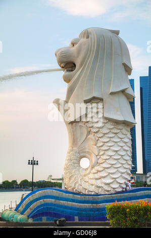 Singapour - 1 novembre : Aperçu de la marina bay avec le Merlion sur Novembre 01, 2015 à Singapour. Banque D'Images