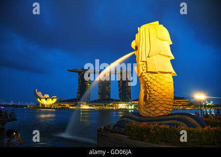 Singapour - 31 OCTOBRE : Aperçu de la marina bay avec le Merlion et Marina Bay Sands avec les gens le 31 octobre 2015 Banque D'Images