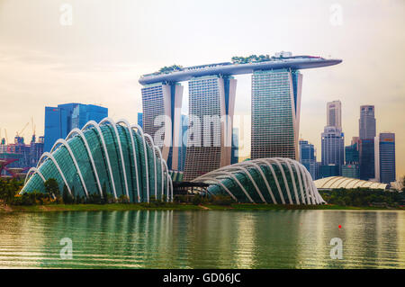 Singapour - 6 novembre : Aperçu de la marina bay avec jardins au bord de la baie, le 6 novembre 2015 à Singapour. Banque D'Images