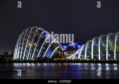 Singapour - 6 novembre : Aperçu de la marina bay avec jardins au bord de la baie, le 6 novembre 2015 à Singapour. Banque D'Images