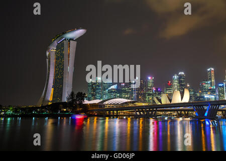 Singapour - 6 novembre : Aperçu de la marina bay avec le Marina Bay Sands le 6 novembre 2015 à Singapour. Banque D'Images