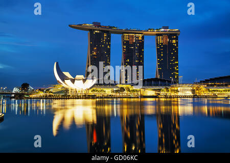 Singapour - 31 OCTOBRE : Aperçu de la marina bay avec le Marina Bay Sands le 31 octobre 2015 à Singapour. Banque D'Images