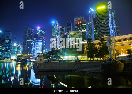 Singapour - 31 OCTOBRE : Aperçu de la marina bay avec le Merlion, le 31 octobre 2015 à Singapour. Banque D'Images