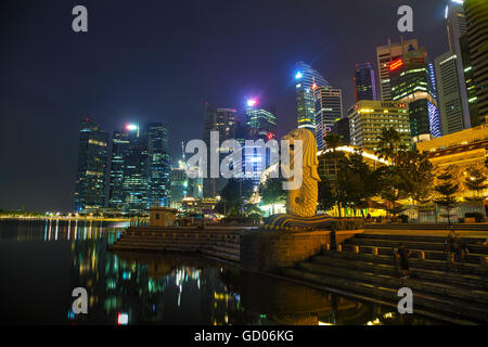 Singapour - 31 OCTOBRE : Aperçu de la marina bay avec le Merlion, le 31 octobre 2015 à Singapour. Banque D'Images