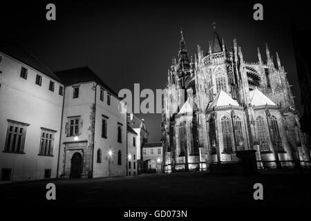 Soleil se couche et la nuit commence à Prague en une journée d'automne Banque D'Images