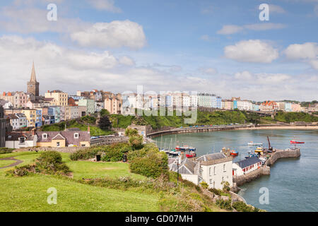 Tenby, Pembrokeshire, Pays de Galles, Royaume-Uni, à partir de la colline du château. Banque D'Images