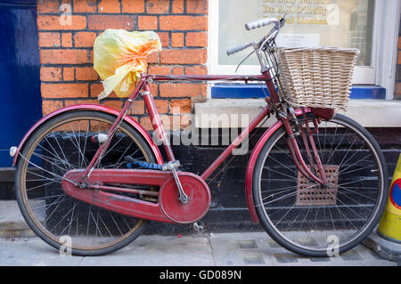 Un vélo en acier vintage avec un panier à l'avant vu dans Cambridge, Royaume-Uni Banque D'Images