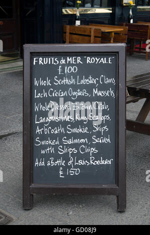 Publicité conseil menu repas à l'extérieur du navire sur la côte de Mer Restaurant, Leith, Edinburgh, Ecosse, Royaume-Uni. Banque D'Images