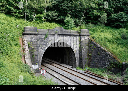 Entrée au tunnel ferroviaire de Totley à Grindleford, dans les voies ferrées britanniques du Derbyshire, ligne de la vallée de l'espoir Banque D'Images