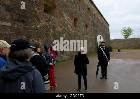 Une visite de la forteresse Ehrenbreitstein, conduite par un acteur en costume/guide qui prend sur la personnalité de John Humfrey, un officier britannique. Banque D'Images