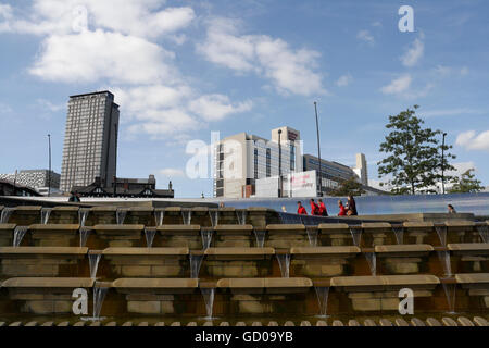 Un plan d'eau se trouve en face de la gare, dans le centre-ville de Sheffield, en Angleterre, dans le bâtiment de l'université de Sheffield Hallam Banque D'Images