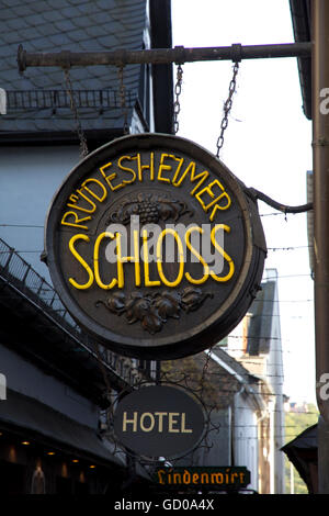 Bordée de magasins, tavernes et bars à vin, pavées de la rue Drosselgasse possède une atmosphère médiévale à Rudesheim. Banque D'Images