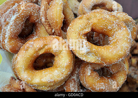 Espagnol typique fait maison, beignets sucrés beignets de Pâques , et le lait frit Banque D'Images