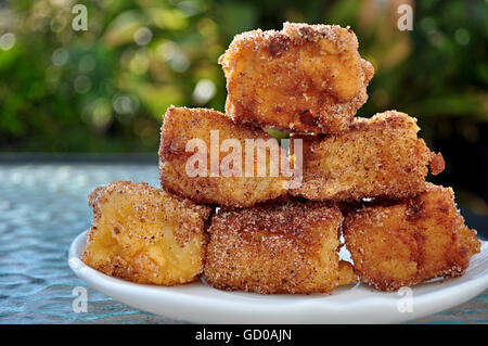 Espagnol typique fait maison, beignets sucrés beignets de Pâques , et le lait frit Banque D'Images