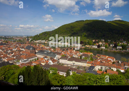 Château de Heidelberg offre une vue magnifique sur la vallée de la rivière Neckar et la romantique ville baroque de Heidelberg, Allemagne. Banque D'Images