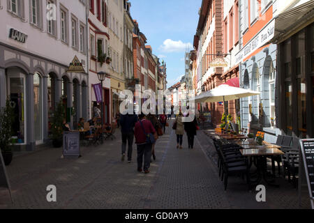 Les rues pavées de la vieille ville (ou 'Alstadt') sont bordées de maisons à pans de bois et édifices baroques, Heidelberg, Allemagne. Banque D'Images