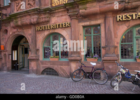 Les rues pavées de la vieille ville (ou 'Alstadt') sont bordées de maisons à pans de bois et édifices baroques, Heidelberg, Allemagne. Banque D'Images