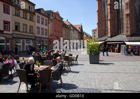 Occupé la place du marché (ou 'Marktplatz') est entouré de boutiques, cafés et l'imposant hôtel de ville (Rathaus) à Heidelberg, Allemagne. Banque D'Images