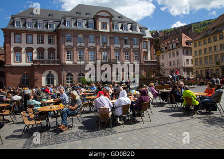 Occupé la place du marché ('Marktplatz') est entouré de boutiques, cafés et l'imposant hôtel de ville (Rathaus)' ou 'à Heidelberg, Allemagne. Banque D'Images