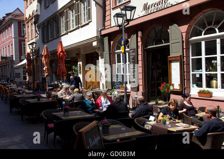 Les rues pavées de la vieille ville (ou 'Alstadt') sont bordées de maisons à pans de bois et édifices baroques, Heidelberg, Allemagne Banque D'Images