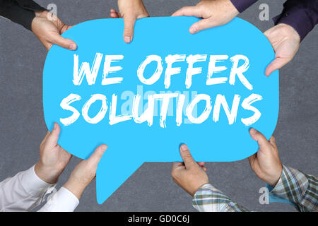 Groupe de personnes tenant avec les mains le mot solutions solution pour aider à la réussite du concept d'entreprise problème Banque D'Images