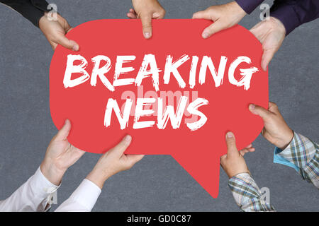 Groupe de personnes tenant avec les mains le mot Breaking news annonce médias annoncer d'informations Banque D'Images