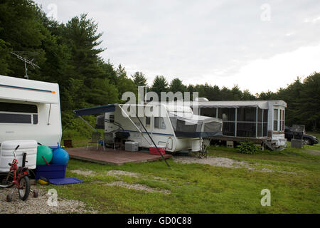 Un nouveau Hampshire trailer park pour l'été Le camping dispose d'une place de parking pour la saison. Banque D'Images