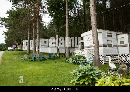 Un nouveau Hampshire trailer park pour l'été Le camping dispose d'une place de parking pour la saison. Banque D'Images