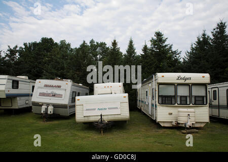 Un nouveau Hampshire trailer park pour l'été Le camping dispose d'une place de parking pour la saison. Banque D'Images