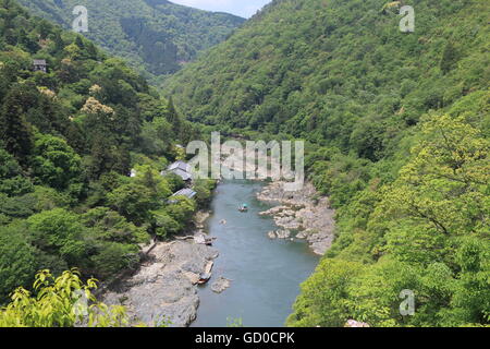 Croisière sur la rivière Hozu et montagnes de Kyoto à Kyoto au Japon. Banque D'Images