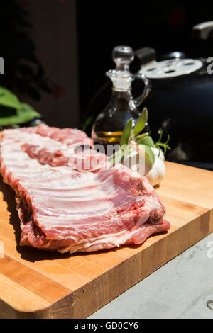 Côtes levées de porc prêt pour le barbecue et la cuisine en plein air en été . Banque D'Images
