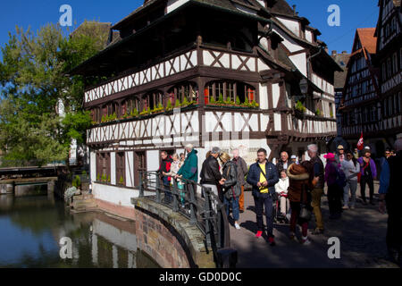 Entouré par la rivière Ill, la vieille ville (ou quartier de la Petite France de Strasbourg) est remarquable pour ses maisons à colombages. Banque D'Images