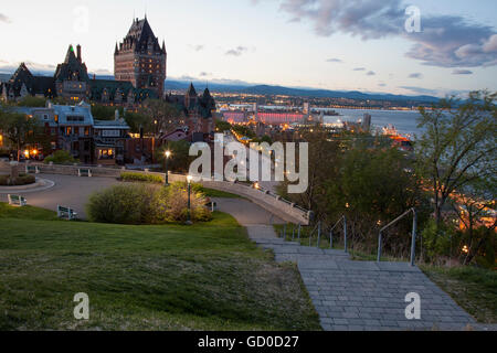 Forntenac château et vieille ville de Québec, en heure bleue Banque D'Images