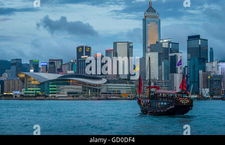 Un navire à travers le port de Victoria de nuit à Hong Kong. Banque D'Images