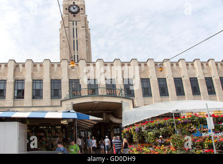 Montréal - le 28 mai 2016 : Marche Atwater est un marché avec des boucheries, charcuteries et d'autres fournisseurs, plus les produits locaux & s Banque D'Images