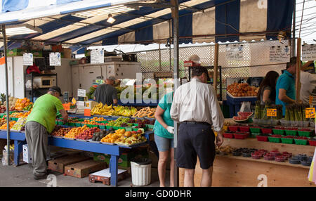 Montréal - le 28 mai 2016 : Marche Atwater est un marché avec des boucheries, charcuteries et d'autres fournisseurs, plus les produits locaux & s Banque D'Images