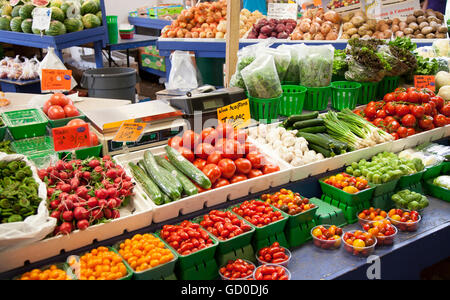 Montréal - le 28 mai 2016 : Marche Atwater est un marché avec des boucheries, charcuteries et d'autres fournisseurs, plus les produits locaux & s Banque D'Images