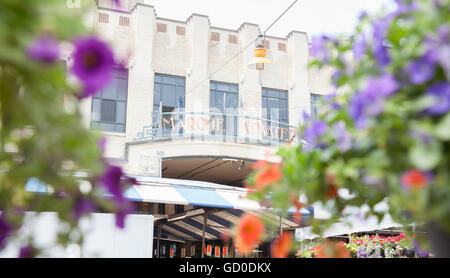 Montréal - le 28 mai 2016 : Marche Atwater est un marché avec des boucheries, charcuteries et d'autres fournisseurs, plus les produits locaux & s Banque D'Images