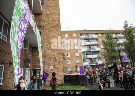 Londres, Royaume-Uni. 09 juillet 2016. Les membres du groupe d'action directe féministe Soeurs Uncut occupent un logement social comme une forme de protestation à l'appel à la fois Hackney et au gouvernement de ne pas appliquer la loi sur le logement, de mettre fin à la démolition de logements sociaux et d'investir des fonds dans les logements sociaux et les refuges pour les femmes fuyant la violence familiale. Credit : Mark Kerrison/Alamy Live News Banque D'Images