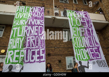 Londres, Royaume-Uni. 09 juillet 2016. Les membres du groupe d'action directe féministe Soeurs Uncut occupent un logement social comme une forme de protestation à l'appel à la fois Hackney et au gouvernement de ne pas appliquer la loi sur le logement, de mettre fin à la démolition de logements sociaux et d'investir des fonds dans les logements sociaux et les refuges pour les femmes fuyant la violence familiale. Credit : Mark Kerrison/Alamy Live News Banque D'Images