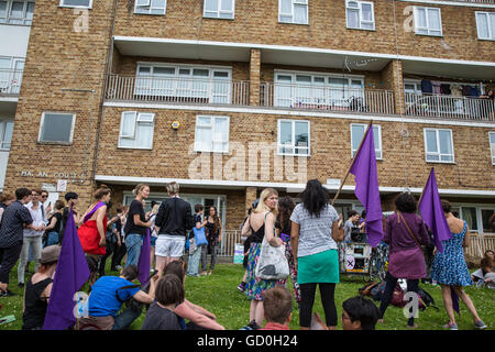 Londres, Royaume-Uni. 09 juillet 2016. Les membres du groupe d'action directe féministe Soeurs Uncut occupent un logement social comme une forme de protestation à l'appel à la fois Hackney et au gouvernement de ne pas appliquer la loi sur le logement, de mettre fin à la démolition de logements sociaux et d'investir des fonds dans les logements sociaux et les refuges pour les femmes fuyant la violence familiale. Credit : Mark Kerrison/Alamy Live News Banque D'Images