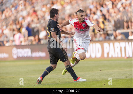 Chester, Pennsylvanie, USA. 09 juillet 2016. L'Union de Philadelphie, ILSINHO, (25) pousse le ballon sur le terrain contre FABIAN ESPINDOLA, (10) lors du match contre D.C. United à Talen Domaine de l'énergie en Chester Pa © Ricky Fitchett/ZUMA/Alamy Fil Live News Banque D'Images