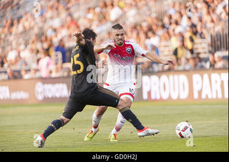 Chester, Pennsylvanie, USA. 09 juillet 2016. L'Union de Philadelphie, ILSINHO, (25) pousse le ballon sur le terrain contre FABIAN ESPINDOLA, (10) lors du match contre D.C. United à Talen Domaine de l'énergie en Chester Pa © Ricky Fitchett/ZUMA/Alamy Fil Live News Banque D'Images