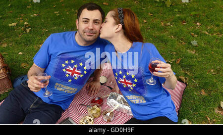 11 septembre 2015 - Les familles de tout le Royaume-Uni jouit d'un Brexit pique-nique organisé par oeMoreInCommonâ « » dans Green Park London pour échanger des idées dans des groupes à propos de quoi faire en ce qui concerne le vote du 23 juin pour la Grande-Bretagne à quitter l'UE. Les organisateurs ont décidé d'échanger des idées dans un environnement détendu avec les familles, au lieu d'une manifestation. (Crédit Image : © Gail Orenstein via Zuma sur le fil) Banque D'Images