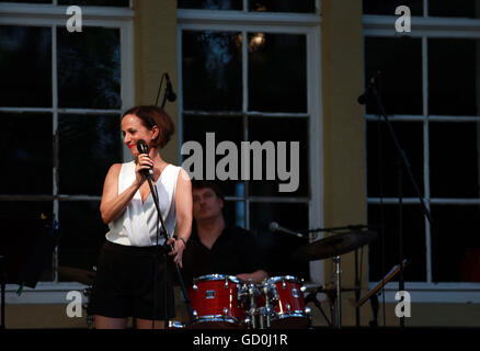 Francfort, Allemagne. 09 juillet 2016. L'actrice allemande et musicien Sharon Brauner effectue au cours du 29e Festival de musique de Rheingau au J. Neus Winery à Ingelheim, Allemagne, le 9 juillet 2016. Le 29e Festival de musique de Rheingau est tenue du 18 juin au 27 août. © Luo Huanhuan/Xinhua/Alamy Live News Banque D'Images