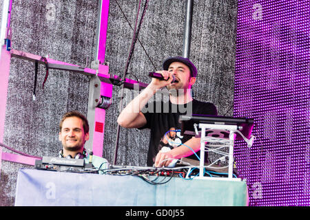 Kiel, Allemagne. 09 juillet 2016. Le Mega 90er DJ Team en action Crédit : Björn Deutschmann/Alamy Live News Banque D'Images